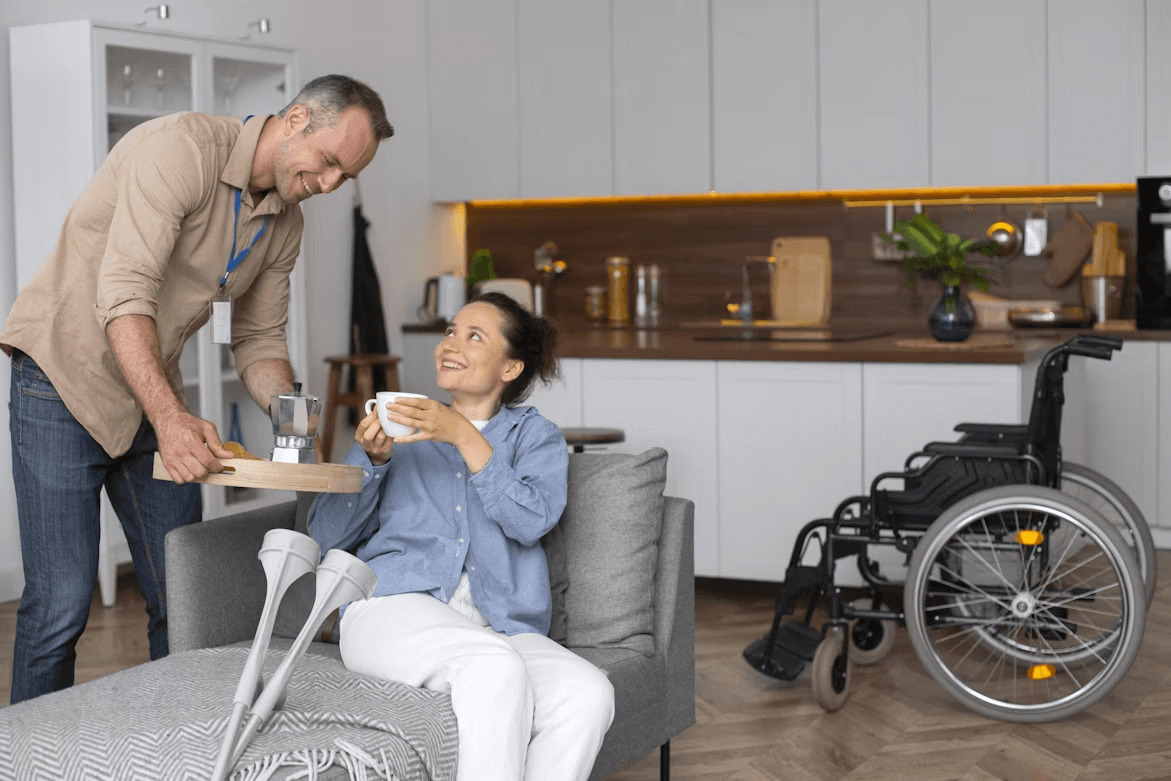 Pflegefachkraft bespricht Unterlagen mit einer Klientin